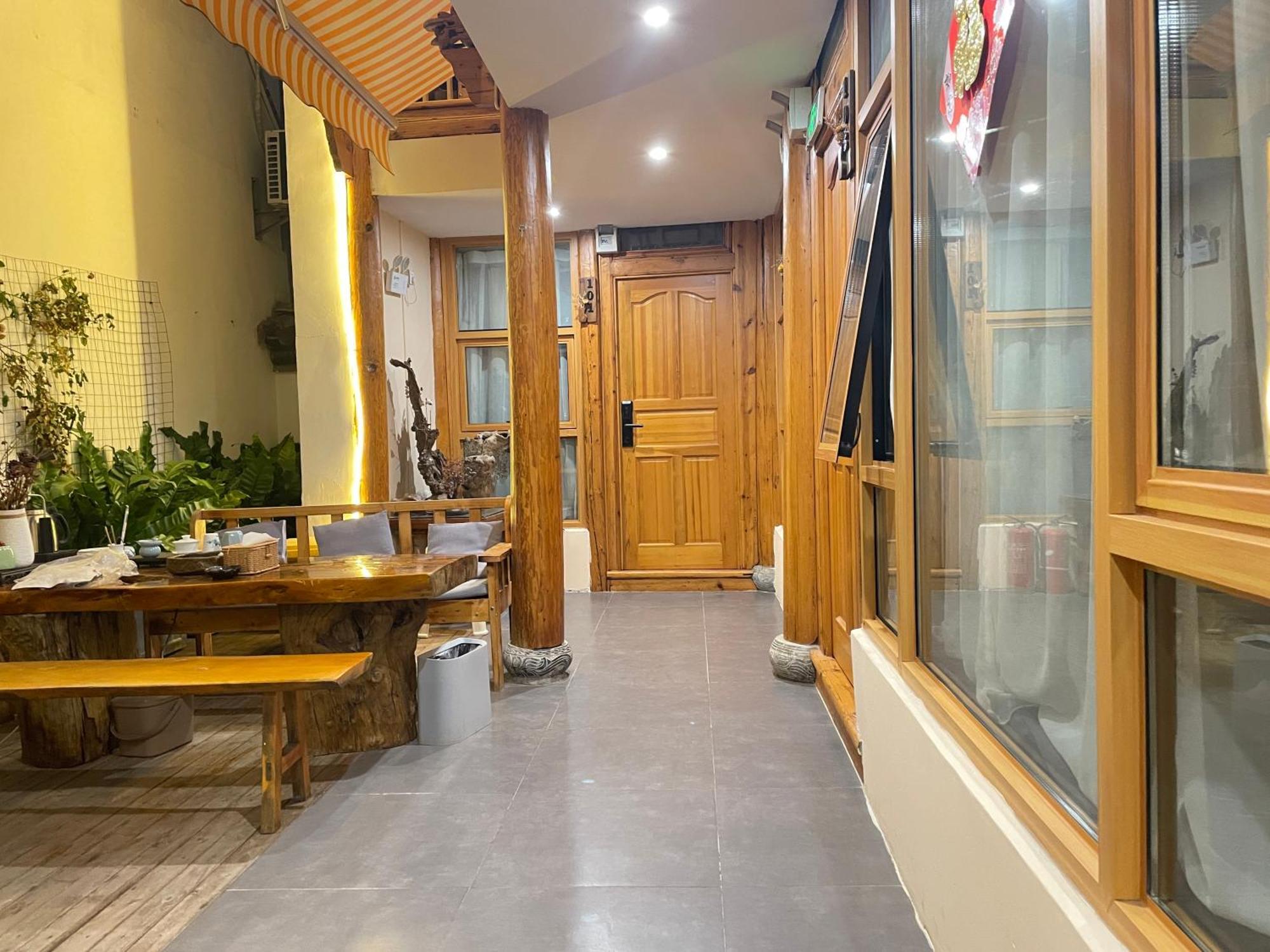 Big Tree Guesthouse - Naxi Old Style Lijiang  Exterior photo